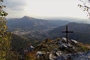50 Alla sottostante croce lignea con vista sulla Val Seriana e Misma